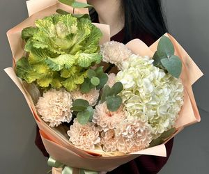 Пышный букет с трендовой капустой-брассикой, гортензией, хризантемой, диантусами и эвкалиптом