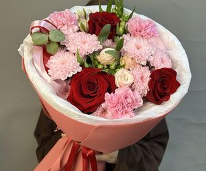 Букет Джульетта из хризантемы, кустовая Роза, альстромерии, красной розой, диантусами